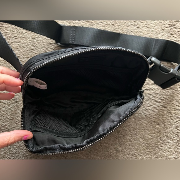COPY - Lululemon Everywhere Belt Bag in Black - Picture 4 of 5